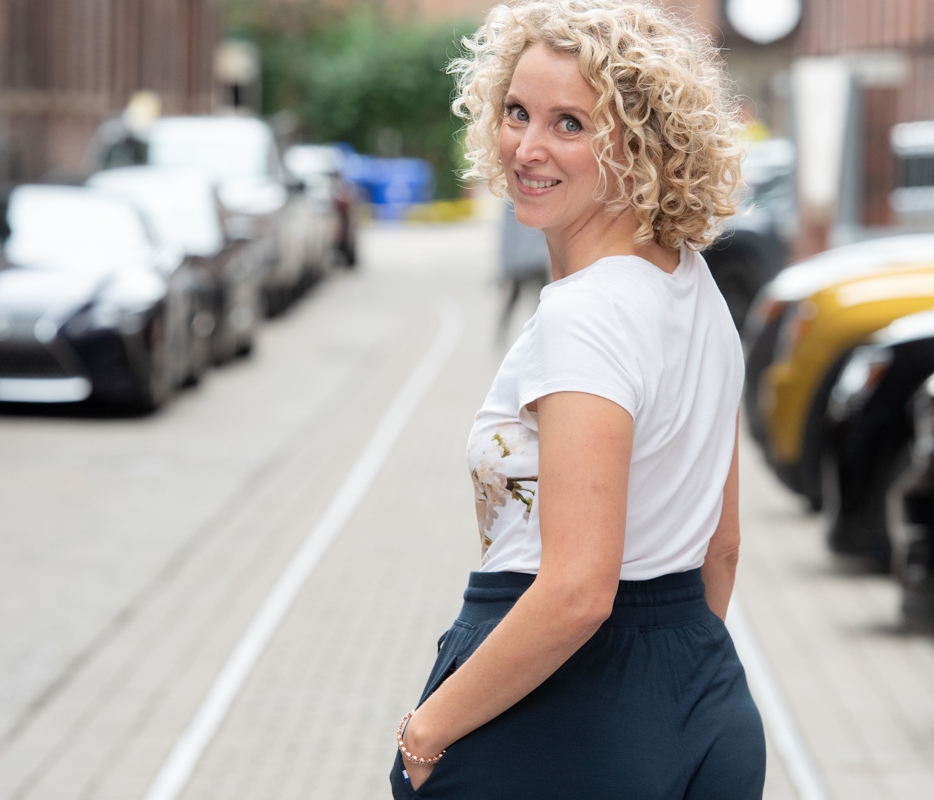 looking back Sarah Janzen at Her Big Leap, providing expert business coaching for female entrepreneurs.